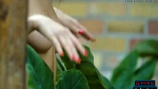 Já viu uma modelo MILF com tetas grandes naturais se despindo?