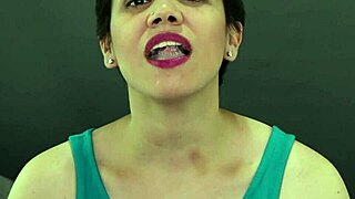 Ближа сперма директно от ръката си след тази дива сесия 😜