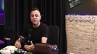 To je to, čo je v doggingovom kite, ale kondóm - Freddy kráľ doggingu stále bez prestávky v červenej priesvitnej?