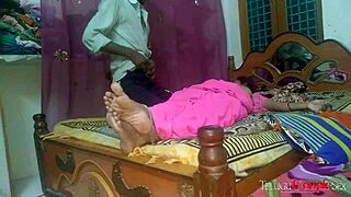 तेलुगु सेक्स: असली कपल बात करते हुए जोर से चोद रहे हैं घरेलू इंडियन टेप में, अरे!