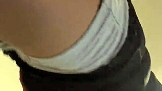 Anna Maria, zrelo latinska dominikanska MILF, se sprehaja v seksi kratkih hlačah za zabavo