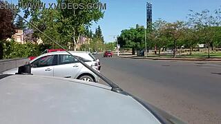 Masturbuję nieznajomego w jego aucie podczas gdy mąż filmuje