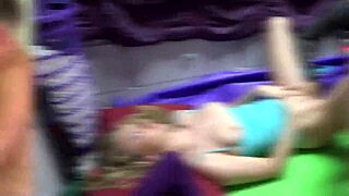 Hei, så disse sexy bablene surfe nakne og ville ute ved stranden etter varm dag?