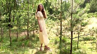 니콜이 자연 속에서 완전 나체로 팔 벌리고 면도한 몸으로 포옹