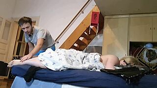 Anak tiri licik tu tak boleh berhenti lancap tengok kaki seksi mak tiri diam-diam hd