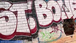 Whoa, kåt kar stripper naken i creepy forlatt bygg, må se! 😲