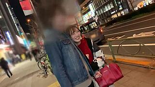 Juopunut japanilainen tyttö pinkeillä nänneillä ratsastaa kovaan! Hän on huikea huora joka ei päästä irti villin seksin aikana!