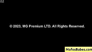 الصغيرة 18+ الشقراء إيما باج بمؤخرة مستديرة تنيك بقوة عند البحيرة. جماك يطلق طلقات كبيرة في فمها!