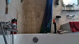 İtalyan üvey anne seni çıldırtmak için duşta külot çorabını ıslatıyor