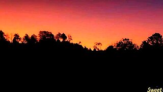 Големички цици тийнейджърка 18+ се чука диво навън в гореща акция