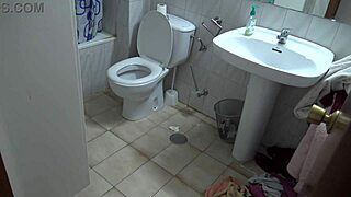 Moj horny pastorke je stalno molio da vidi moju zrelu dlakavu pičku