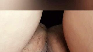 Travnjak, pećina, i Gretala uzbuđena s intenzivnim orgazmom