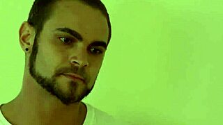 Эй, что круче, чем транссексуалка в очках, нагнутая раком? Готова к этому камшоту?