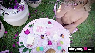 Omule, îmi place să văd această blondă fierbinte Jackie dezbrăcându-și lenjeria afară!