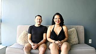 Casado wali gorącą młodą 18+ laskę, zostawiając ją mokrą od intensywnej zabawy z sutkami solo