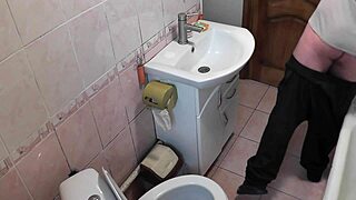 Ember, amikor anya kint van, kivertem a férj öreg szobatársának a WC-n!