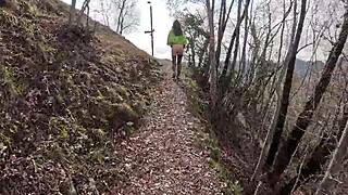 Täydellinen teini 18+ peppu kävelee alasti metsässä. Hän on niin kiihottunut, koskettelee itseään kaikkialla - Kadavak.