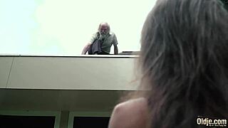 Abuelo de 70 años folla a chica de 18 años. Ella gime y traga fuerte!