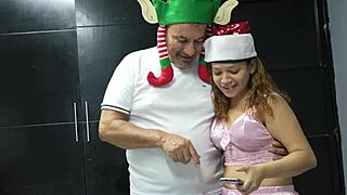 בת חורגת מפתה אבא חורג לפעולת מציצה עמוקה לכוס