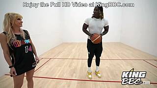 مليف كاسي بيندر تشتهي كرة السلة وزب كبير أسود في منظور ضيق