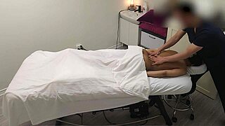 Sarah, mladá indická vysokoškolačka, zažívá svou první nezapomenutelnou sexy masáž