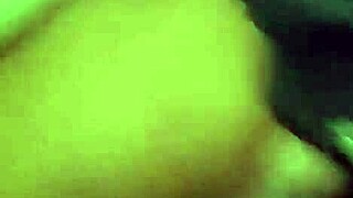 Specifieke vrouw gaat naar club met vriendinnen in sexy outfit