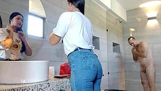 โห เย็ดลาติน่าท่าหมาในห้องน้ำ ตูดเธอเพอร์เฟกต์มาก!