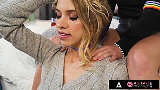 Já viu duas melhores amigas quentes largarem estudo pra massagem erótica e foda selvagem?