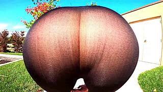 43 yaşındaki karı deli transparan taytla cesurca sergiliyor.