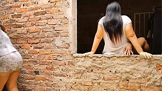 زوج الأم الفاسد ينيك مؤخرة ابنة زوج أمه بينما الزوجة بعيدة