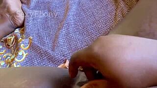 オイル塗ったケツ穴とマンコをからかって激しくイくまで見ろ