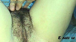 Xxx Desi mladá brunetka šuká nevlastní sestru při sledování TV