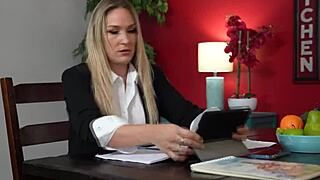 Hijastra Josie Tucker chupa la polla enorme de padrastro por trucos de flauta