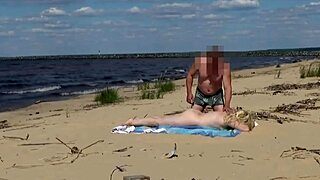 Så, den här mamman med stor rumpa blev hårt knullad i alla hål på stranden, vild utomhus 3d-action