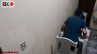 Mlad par ustavljen zaradi dežja, punca hrepeni po seksu v kopalnici v mojem baru.