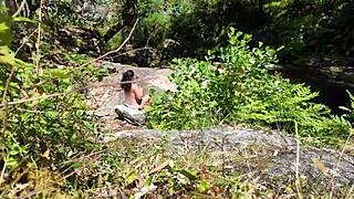 Upravo sam video kako nepoznati jebe devojku na nudističkoj plaži, ona je zapanjena