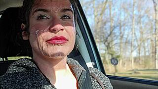 Bukkake treinfeest met rommelige milf facials in publieke outdoor scene, crowd kijkt toe bij multiple ladingen.