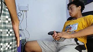 Хванах заварен брат да се мастурбира и му помогнах като яхнах кура му