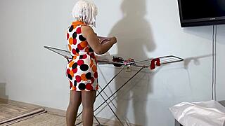 Hej, denne gamle husmor elsker at strække sin røv på kæmpe pik. Vil du se hende tage det hele?