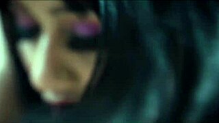 Horúca indická nevlastná mama vedie 18-ročného nevlastného syna v spálňových zručnostiach