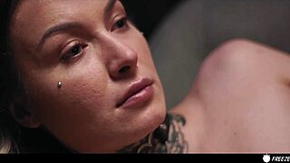 Горячие мужики замораживают горячих девчонок, чтобы трахать тугую киску и жопу в дикой фетиш-сцене!