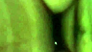 Büyük doğal memeli güzel kız kıvrımlı vücudunun derinlerine kadar sertçe pompalanıyor