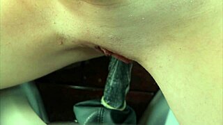 Обсебен съм от тази възбудена червенокоса, която смуче докато чука скоростния лост