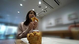 現代アジア人妻が上手い手コキで誘惑しちゃう