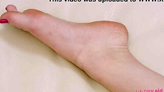 denne hede nybegynder viser sin seje krop under vild casting-fotoshoot på sofaen