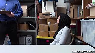 gue gak bisa lupain shoplyfter muslim Ella Knox dengan tetek gede dan memek berbulu