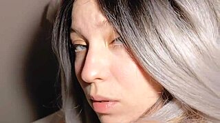 Уау! Спя гола със заварена мама за зимна топлина, става диво