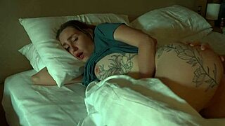 Äitipuoli yllättää poikapuolen runkkaamassa alastonkuvaansa ja liittyy hotellivuoteeseen