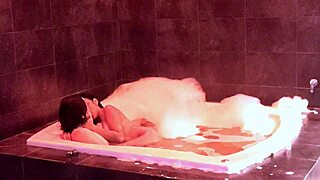 Jakuzide iri memelerin zıplamasını izlemek harika, üstüme çıkıp sikimi yüksek inleyerek yedirdin