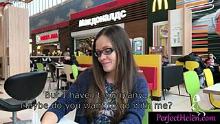 Sıcak Kız Tatilde Yabancıya Halka Açık Oral ve Döl Yutma.